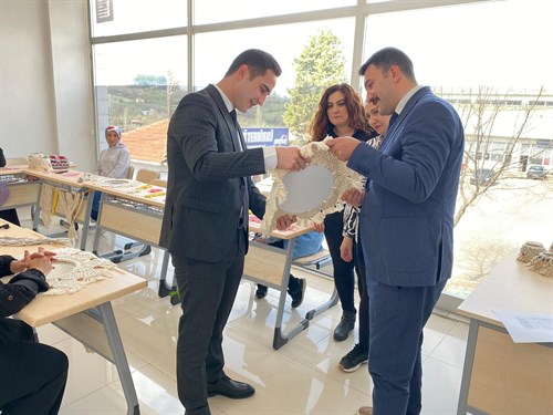 Kaymakamımız Sayın Ahmet Faruk Beyazıt Vakıf Müdürü Gökmen Demir ile birlikte Aile Destek Merkezini ziyaret etti.
