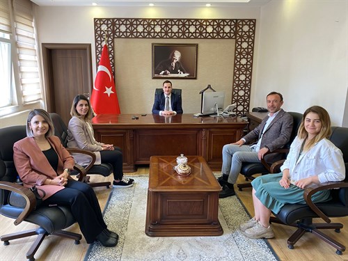 Bursa Yönder Okulları Kurucu Müdürü Ersin Yılmaz ve beraberindeki heyet Kaymakamımız Sayın Ahmet Faruk Beyazıt’ı makamında ziyaret etti.