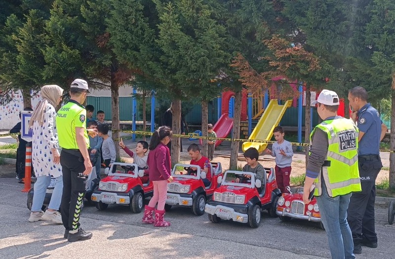 İlçe Emniyet Amirliği Trafik Tescil ve Denetleme Büro Amirliği Personelince Trafik Bilinçlendirme Eğitimi Verildi